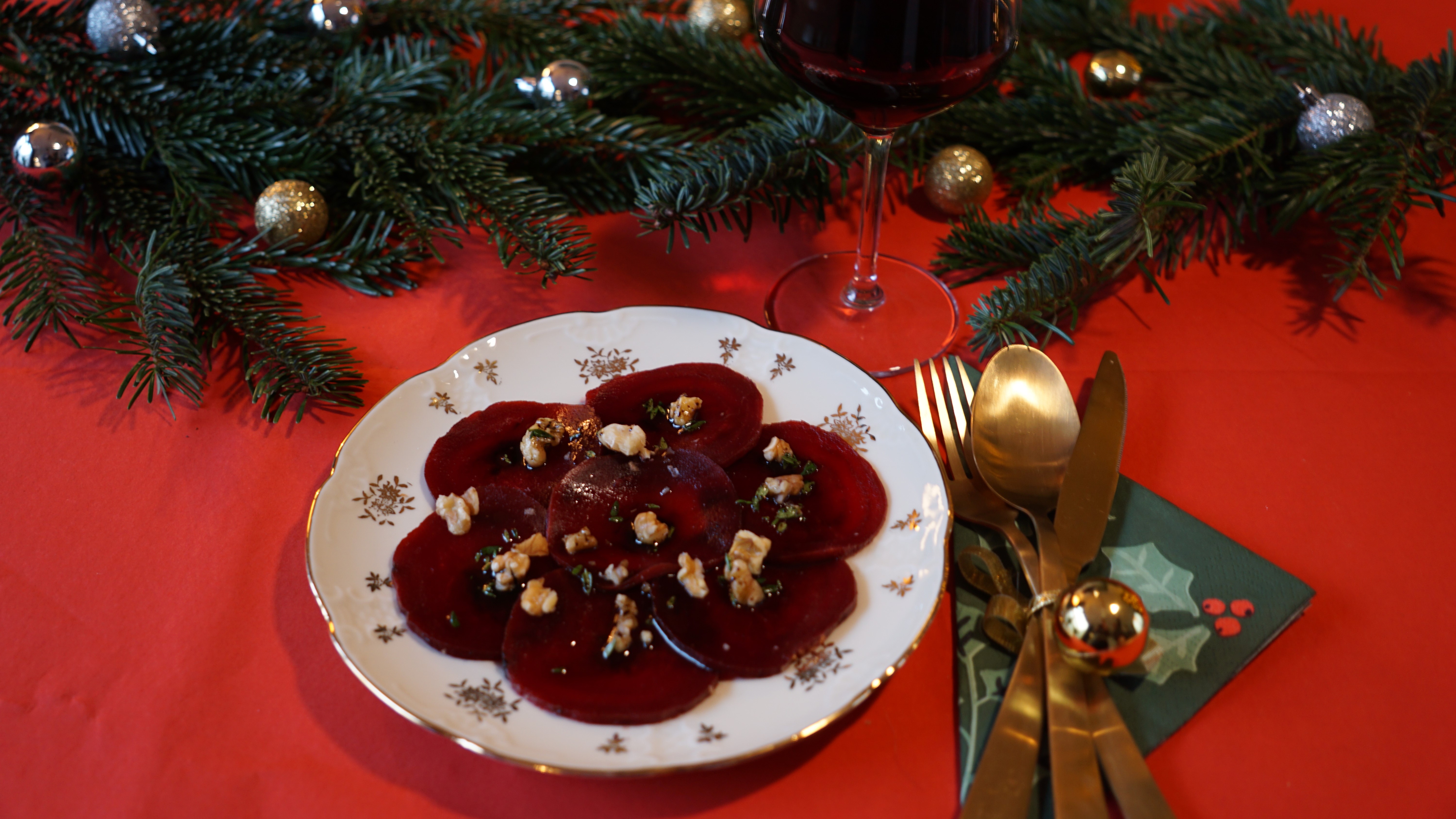 Bietencarpaccio en pinot noir op een kersttafel