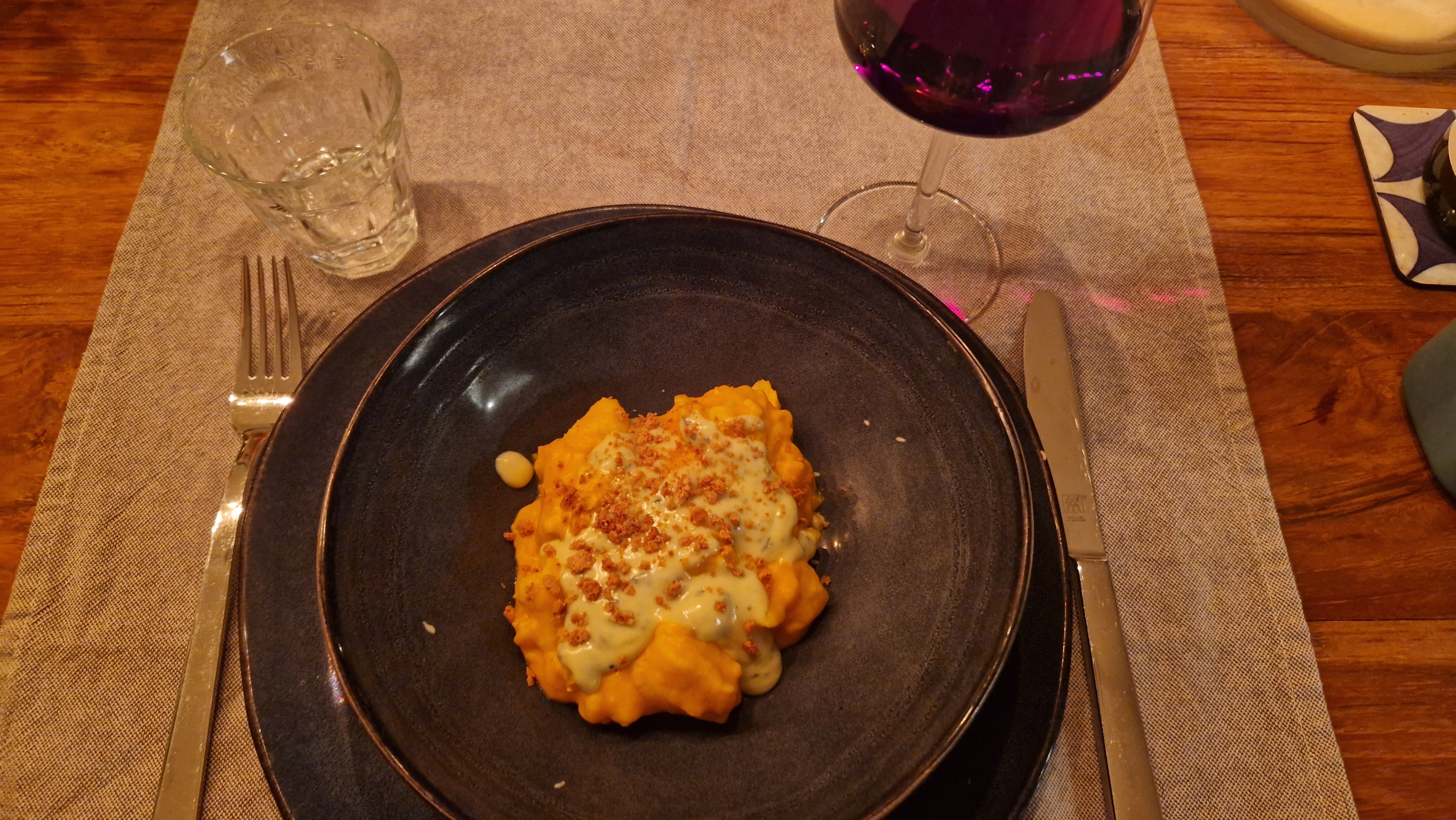 Gnocchi met Pompoensaus, blauwe kaas en kruimels van amarettini koekjes