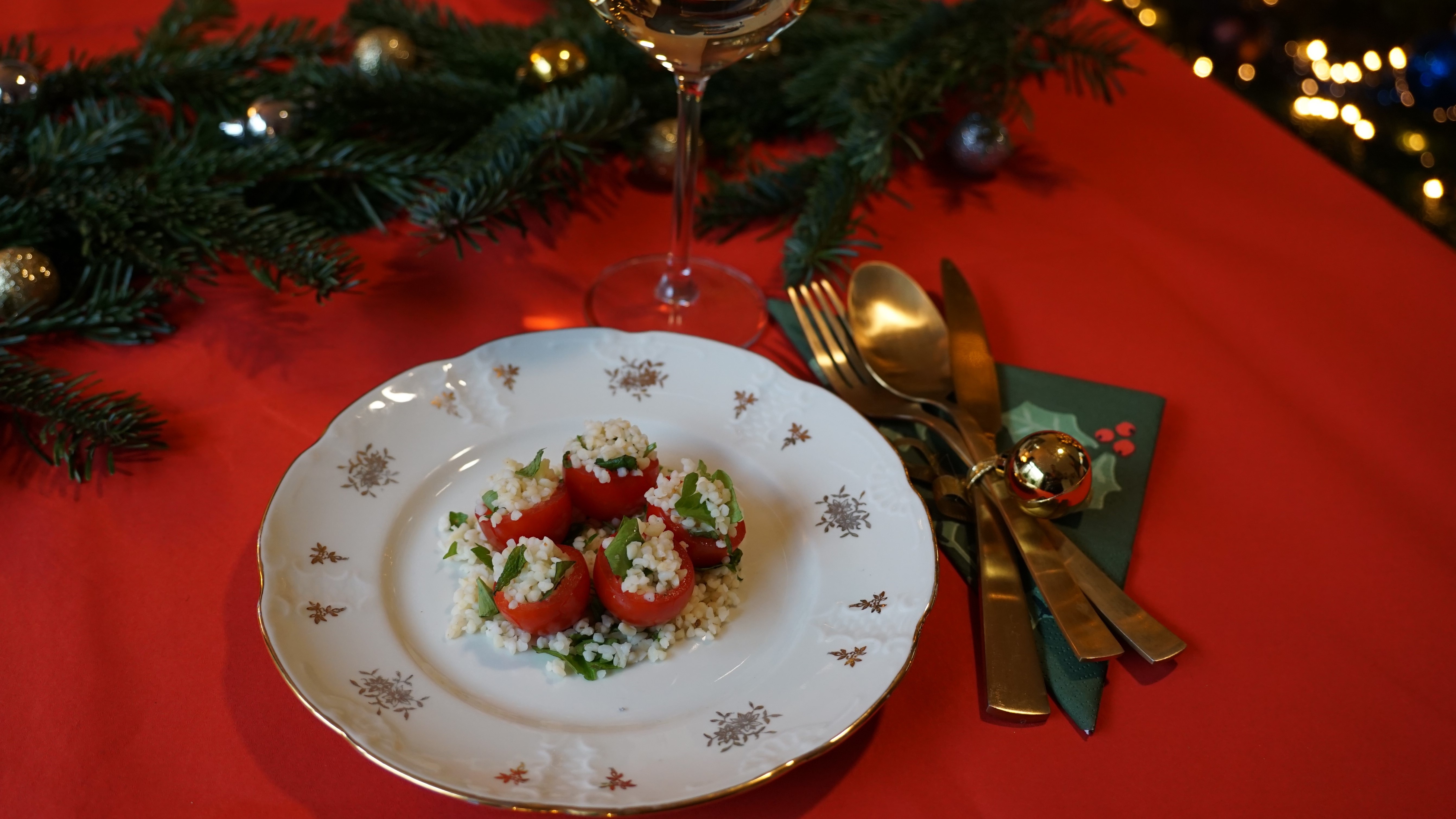 Cherrytomaatjes gevuld met tabouleh en sauvignon blanc op een kersttafel
